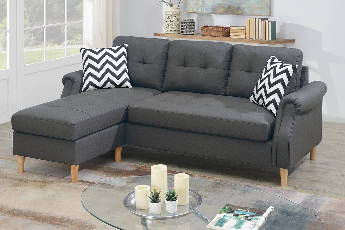 Reversible Small Sectional w/ accent pillows